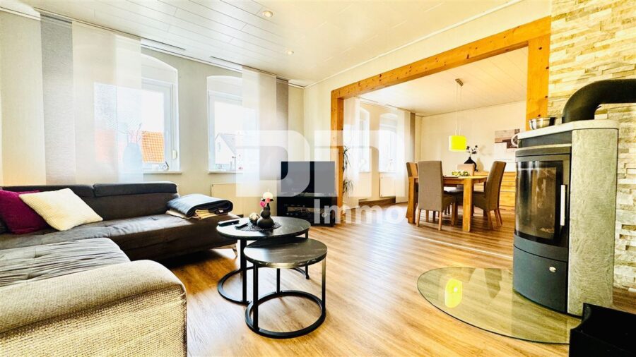 Ein bis Zweifamilienhaus mit 2 Terrassen, Garage und angelegtem Gartenbereich - OG Wohn / Esszimmer offen / Kamin